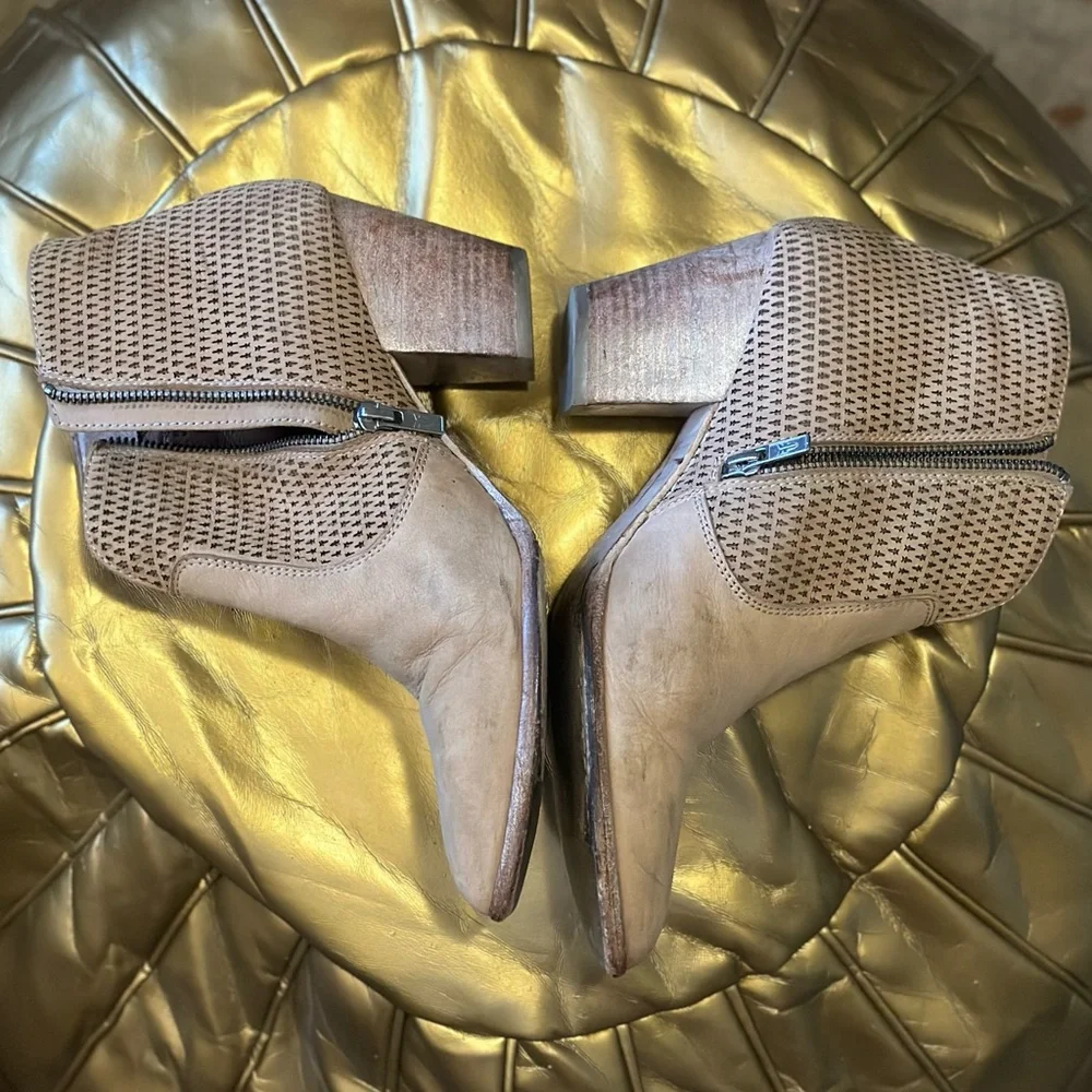 Frye ankle boots in a beige leather nubuck with laser cut out Frye logo size 10